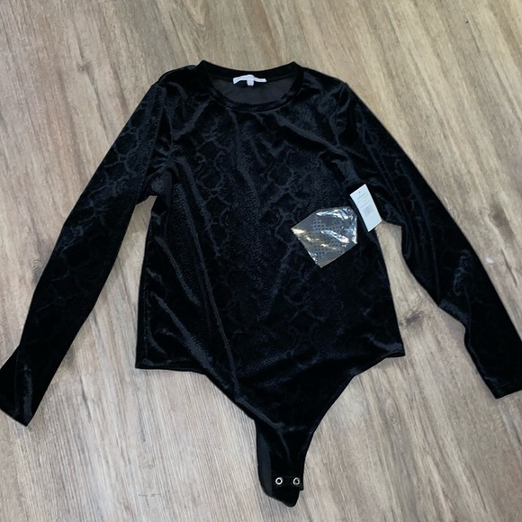 Good American Tops - NWT Good American Snake Burnout Velvet Bodysuit size - 4 equivalent to XL